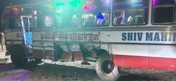 नागौर में बस और मिनी ट्रक की आमने-सामने भिड़ंत, 28 यात्री घायल, ट्रक चालक वाहन में फंसा