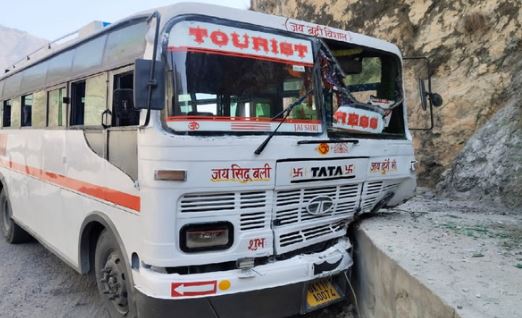 देवप्रयाग- बड़ा हादसा: तोता घाटी में बस के ब्रेक फेल, सवार थे 39 लोग, चालक की सूझबूझ से टला हादसा