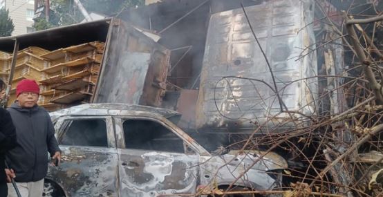 देहरादून: कार के ऊपर गिरा ट्रक गिरने से लगी आग, मौके पर दमकल की टीम पहुंची, कड़ी मशक्कत के बाद बुझाया