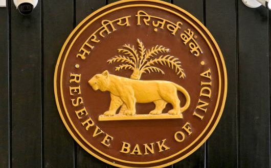 आपका बैंक लोन के साथ बीमा खरीदने का दबाव तो नहीं बना रहा?, आरबीआई का यह अपडेट जान लीजिए, मिल सकता है हर्जाना