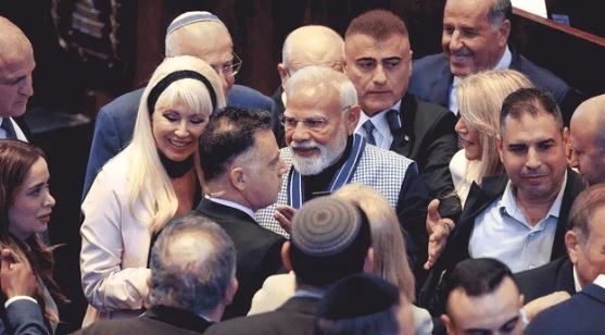 PM Modi- होलोकॉस्ट स्मारक याद वाशेम पहुंचे PM मोदी, नरसंहार पीड़ितों को दी श्रद्धांजलि