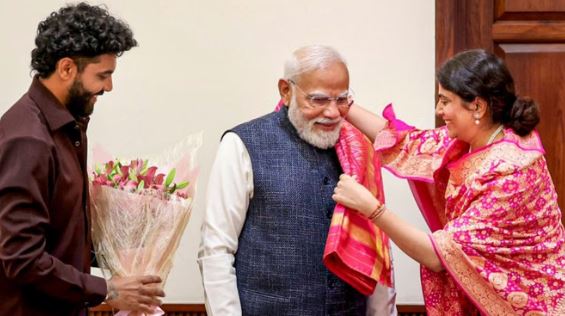 PM Modi: PM मोदी से मिले रवींद्र और रिवाबा जडेजा