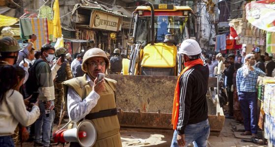 दालमंडी ध्वस्तीकरण- कड़ी सुरक्षा के बीच बुलडोजर से ध्वस्त किए गए 14 नए भवन