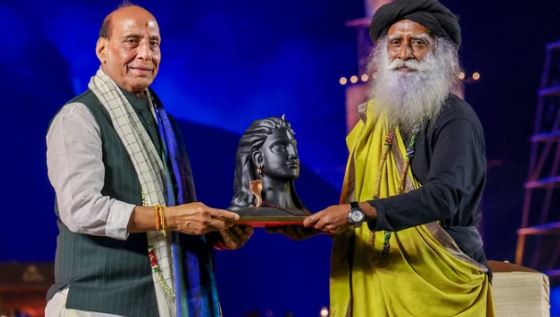 ईशा योग फाउंडेशन: 33वें महाशिवरात्रि उत्सव में भव्य भारत भूषण अवॉर्ड की शुरुआत, राजनाथ ने किया सम्मानित