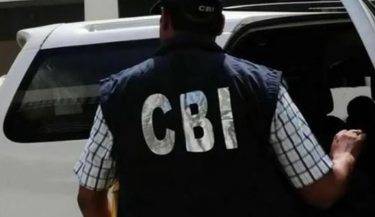 CBI ने 10 लाख की घूस लेते पांच को रंगे हाथ धरा, लखनऊ समेत एक दर्जन ठिकानों पर छापा मारा