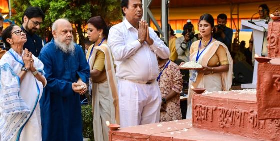 ममता बनर्जी के साथ मंच पर दिखे BJP सांसद, केंद्र पर लगाया भेदभाव का आरोप; चुनाव से पहले अटकलें तेज