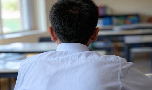 पूर्व सैनिक ने स्कूल में घुसकर 8वीं के दो छात्रों को उल्टा लटकाया, सही जवाब न देने पर दी खौफनाक सजा