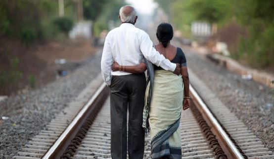 ट्रेन के आगे कूदकर दंपती ने दी जान- 60 के बुजुर्ग और 53 की थी पत्नी, सुसाइड नोट में लिखी यह बात, छानबीन जारी