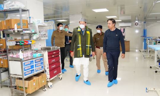 देहरादून: दून मेडिकल कॉलेज पहुंचे CM धामी, व्यवस्थाओं का लिया जायजा, मरीजों का जाना हाल