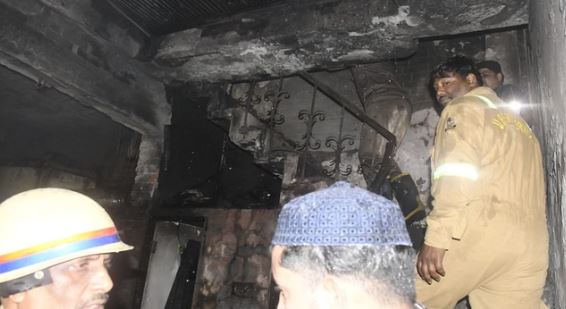 कपड़ा कारोबारी के मकान में लगी आग, महिला और उसके तीन बच्चों समेत 6 की जलकर मौत