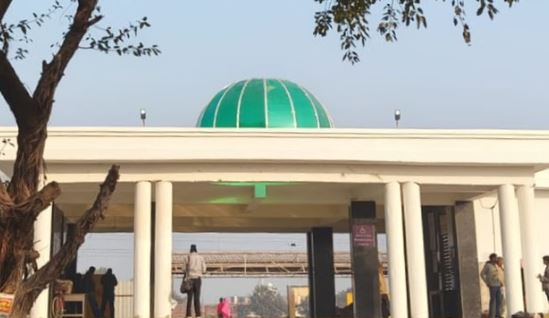 रेलवे स्टेशन की छत पर बाबरी ढांचे जैसा बना गुंबद, विरोध पर रेलवे ने हटाया हरे रंगे का एस्बेस्टस शीट