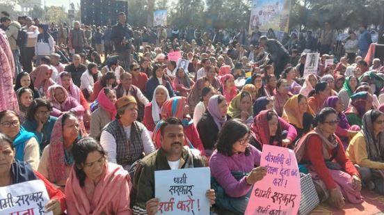 देहरादून- महापंचायत में उमड़ी भीड़, अंकिता भंडारी के माता पिता और पूर्व CM हरीश रावत भी पहुंचे