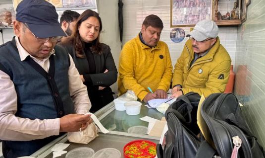 देहरादून- एफडीए का डेयरी में छापा, दही में मिले कॉकरोच और मरे हुए मच्छर, 25 किलो नष्ट कराया