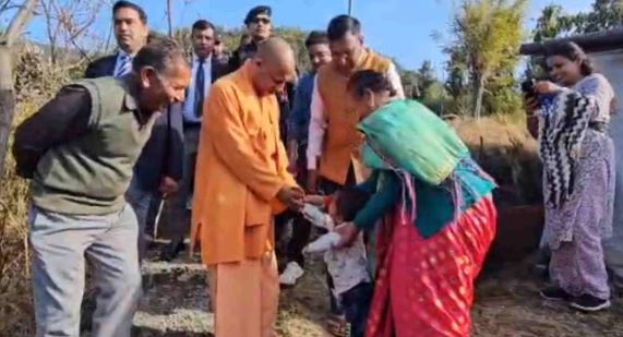 ऋषिकेश- CM योगी का पंचूर में भव्य स्वागत, बच्चों को दुलारते दिखे, बोले-हम भी तेरे दादा लगते हैं