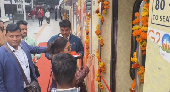 ऋषिकेश- 200 तीर्थयात्रियों को लेकर रवाना हुई भारत गौरव ट्रेन, 10 दिन में कराएगी कई तीर्थों के दर्शन