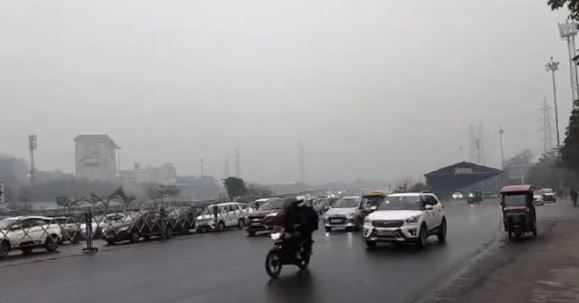 मौसम: दिल्ली-NCR में बादलों का डेरा और बूंदाबांदी, 40 KM की रफ्तार से चलेगी हवा, यलो अलर्ट