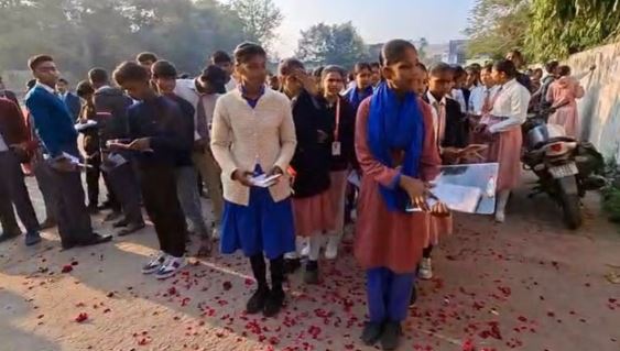 यूपी बोर्ड की परीक्षाएं आज से शुरू,परीक्षा केंद्रों पर पुष्पवर्षा व टीका लगाकर किया गया परीक्षार्थियों का स्वागत