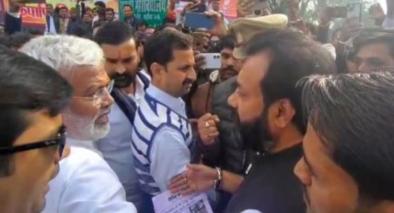 UP- मैं बातों से संतुष्ट होने वाला नहीं, काम न करेंगे तो छोड़ेंगे नहीं’, अपने ही विधायक से घिरे मंत्री