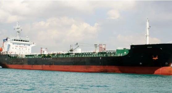 अंतरराष्ट्रीय तेल तस्करी का भंडाफोड़: समंदर में चला रहे थे अवैध कारोबार, भारतीय कोस्ट गार्ड ने 3 जहाज पकड़े