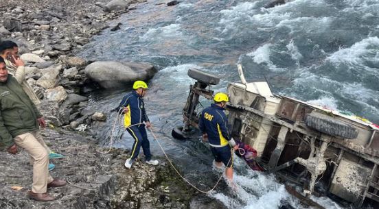 देहरादून: टोंस नदी में गिरा वाहन, हिमाचल का चालक लापता, एसडीआरएफ और पुलिस टीम कर रही तलाश