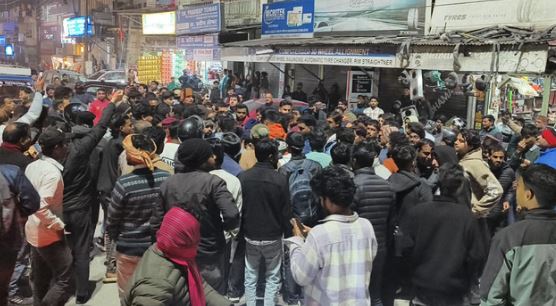 देहरादून: राह चलते लोगों को पीटा, पुलिसकर्मियों से की हाथापाई, चौकी प्रभारी के नोचे दिए स्टार