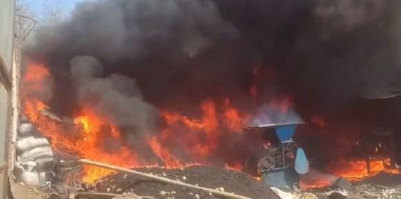रबर फैक्टरी में लगी भीषण आग, मची अफरा-तफरी, लाखों का माल जलकर राख