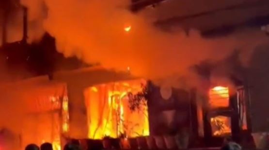 Fire- इंदौर में घर में लगी भीषण आग, 8 लोगों की जलकर हुई मौत, मौके पर अधिकारी