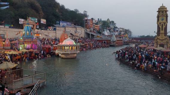 Uttarakhand: चंद्रग्रहण के बाद घाटों पर गंगा स्नान के लिए उमड़ी भीड़, मंदिरों के कपाट खुले