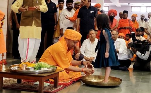 CM योगी का कन्या पूजन: पांव पखारकर मुख्यमंत्री ने कराया भोजन, दक्षिणा और उपहार दिए, लिया आशीष