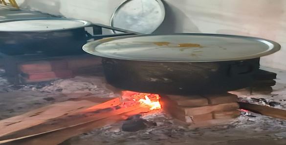 हल्द्वानी: Cylinder Shortage- व्यावसायिक सिलिंडर न मिलने पर सुशीला तिवारी अस्पताल की कैंटीन हुई बंद, लकड़ी पर बन रहा भोजन