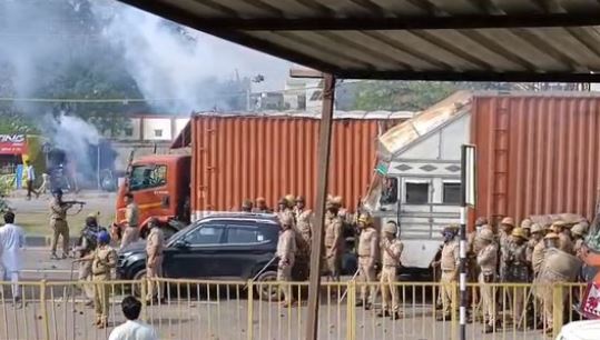 मथुरा- ईद पर में बवाल: ‘फरसा वाले बाबा’ की हत्या का आरोप, हाईवे पर पथराव, एसडीएम और पुलिस की गाड़ी तोड़ी