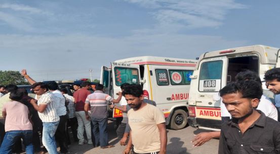 हाईवे किनारे खड़े ट्राला से भिड़ी पिकअप,7 की मौत, फतेहपुर से कड़ाधाम दर्शन के लिए आए थे लोग