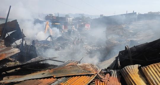 देहरदून- कबाड़ी बाजार में लगी आग, साढ़े 11 घंटे से सुलग रही, दमकल की 12 गाड़ियां मौके पर पहुंची