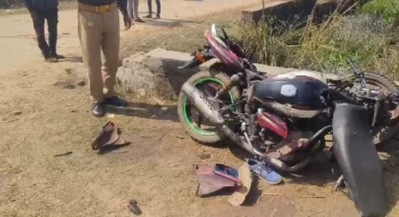 भीषण सड़क हादसा: नोएडा से सिलिंडर लेने गांव आ रहे 2 बाइक सवार समेत तीन की मौत