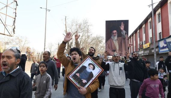 श्रीनगर- खामेनेई की मौत पर श्रीनगर में प्रदर्शन, सड़कों पर उतरे प्रदर्शनकारी, भीड़ को हटाने के लिए आंसू गैस का इस्तेमाल