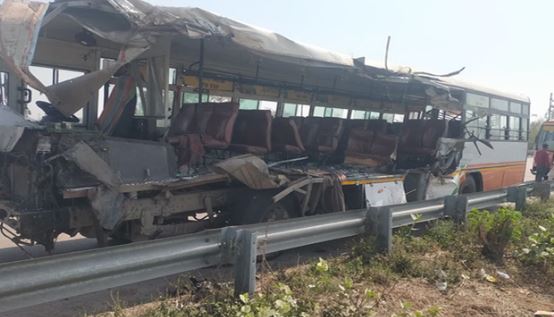 भीषण हादसा: उन्नाव में एक्सप्रेसवे पर खड़े ट्रक से टकराई बस, 3 यात्रियों की मौत, 31 घायल