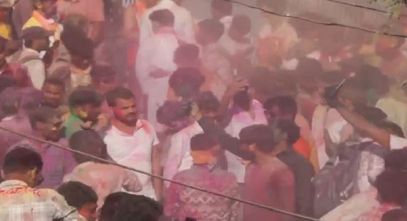UP- होली की धूम: मथुरा, काशी और अयोध्यावासी रंगों से हुए सराबोर, हर जगह उल्लास..