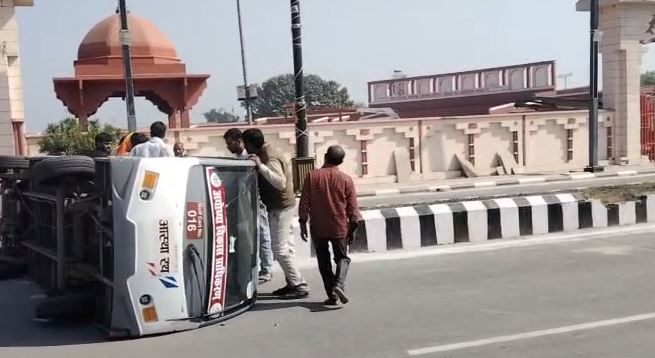 अयोध्या: आस्था रथ पलटा, दो लोगों के पैर टूटे, देखें विडियो..