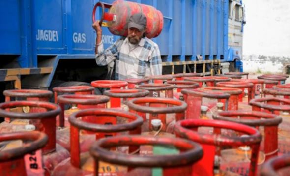 देहरादून- एलपीजी की जमाखोरी और कालाबाजारी की तो होगी सीधे जेल, प्रशासन की रडार पर गैस एजेंसियां