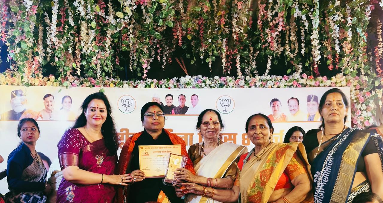 हल्द्वानी:- भाजपा महिला मोर्चा द्वारा अंतर्राष्ट्रीय महिला दिवस पर किया गया समाजसेवी महिलाओं को सम्मानित।