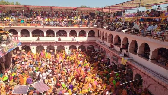 2026 होली: नंगे बदन पर पड़ेंगे कोड़े, समाज गायन पर झूमेंगे भक्त, दाऊजी का हुरंगा देखने उमड़ा जनसैलाब
