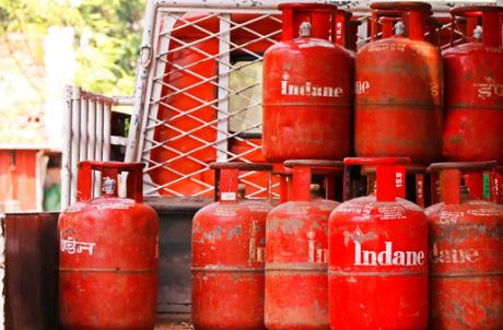 देहरादून- गैस संकट, 17 हजार लोगों ने की बुकिंग, 15 हजार को बांटी गई गैस