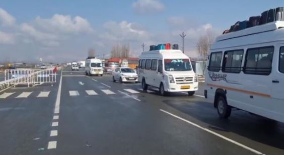 कश्मीर में हालात सामान्य, हटाई गईं पाबंदियां और मोबाइल इंटरनेट बहाल, वाहनों का आवागमन आज से सामान्य