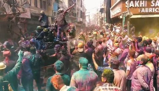2026 होली- शाहजहांपुर में कड़ी सुरक्षा के बीच निकला लाट साहब का जुलूस, रंगों के साथ-साथ हुई जूता-चप्पलों की बौछार