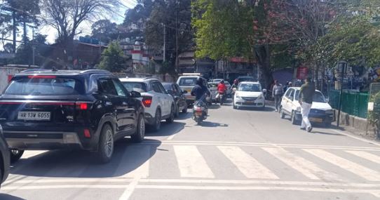 नैनीताल- ईद के बाद नैनीताल में बढ़ा ट्रैफिक का दबाव, दोपहिया वाहनों पर लगी रोक, तिराहे पर लगा लंबा जाम
