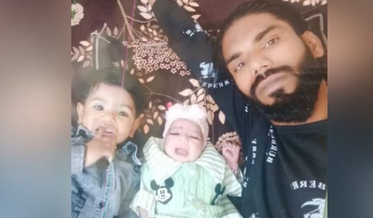 यूपी के एक ही परिवार में 4 लोगों की मौत,फंदे पर लटका था पति, पत्नी फर्श पर, बिस्तर पर थे मासूम