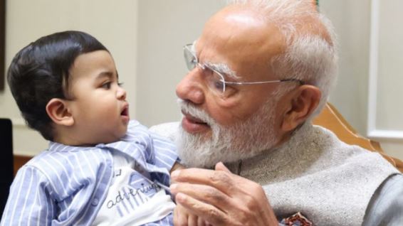 पीएम मोदी: नन्हे मेहमान के साथ ‘प्रधानसेवक’, सोशल मीडिया पर वायरल है बच्चे के साथ PM मोदी की ये   तस्वीर