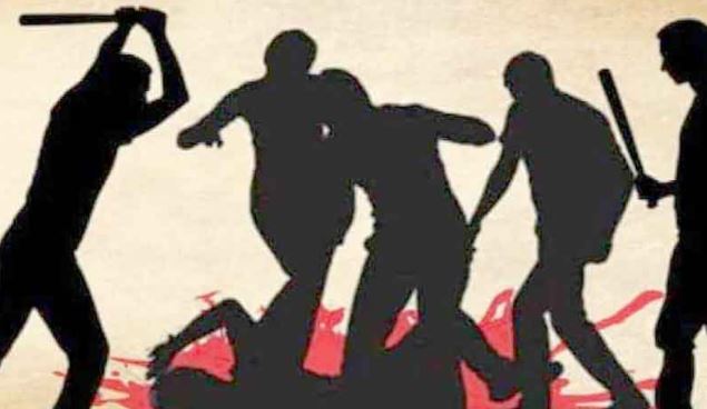 खूनी संघर्ष: दो पक्षों में बीच सड़क पर चले लात-घूंसे, मुंह से काट अलग कर दिया युवक का कान