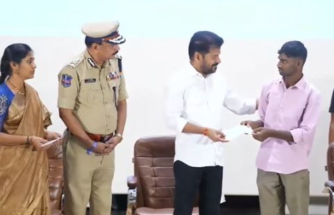 CM रेवंत रेड्डी के सामने 130 माओवादियों ने किया आत्मसमर्पण, जमा कराए 124 हथियार