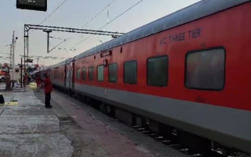 रुद्रपुर- ट्रेन की चपेट में आने से टेंपो स्टैंड के मुंशी की मौत,परिजनों में मचा कोहराम